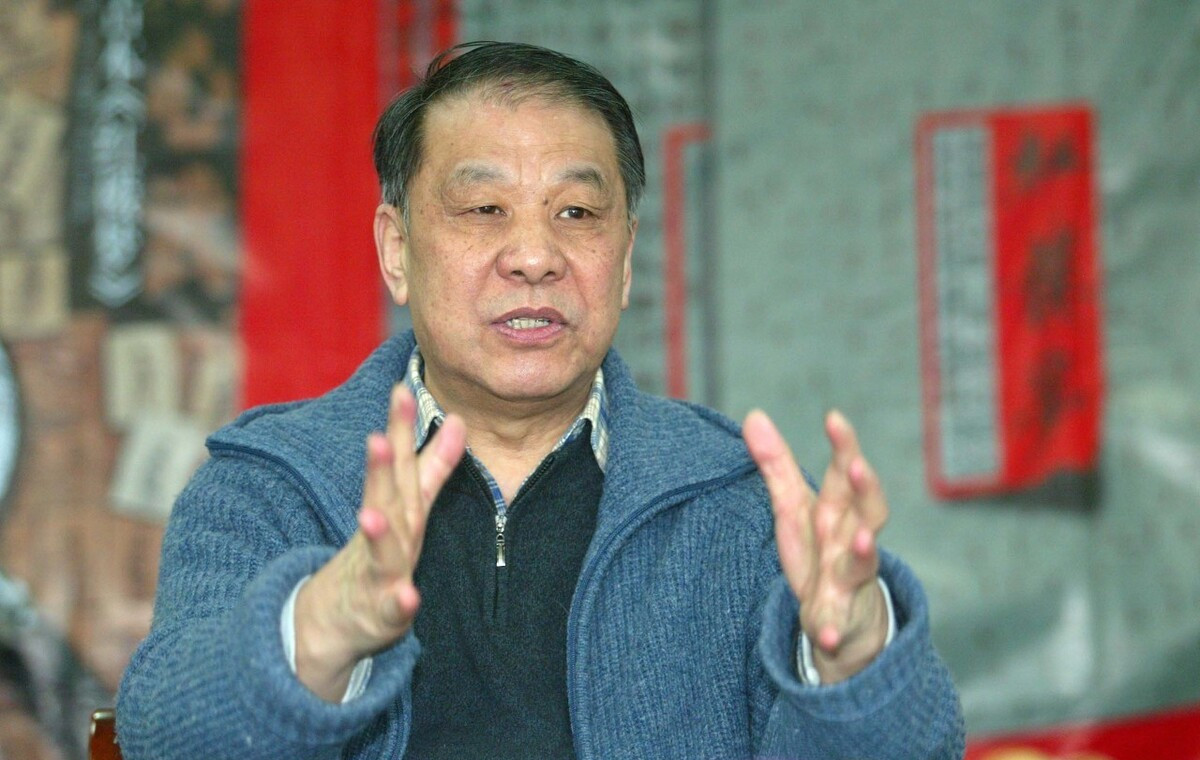 <p>刘心武参加媒体采访</p>